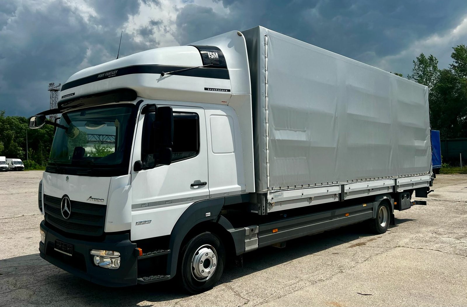 MB Baustelle pervežimų sunkvežimis — Mercedes Atego prieš audrą.